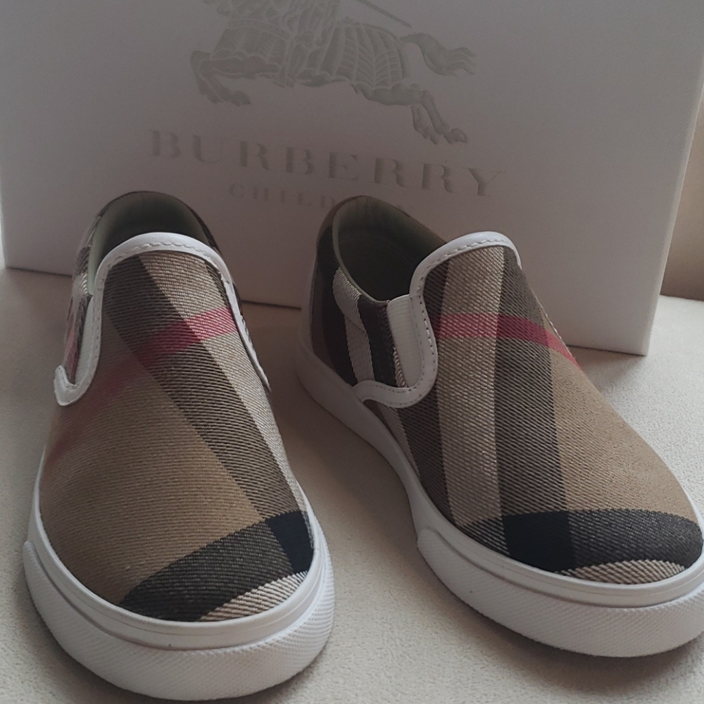 Burberry Traditional Slip in size EU29 or US 12 Kids
